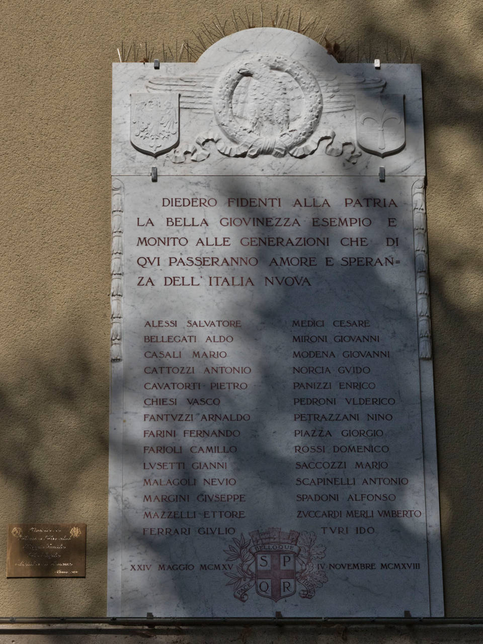 targa commemorativa studenti morti nella prima guerra mondiale, piazza card. s. pignedoli Reggio Emilia